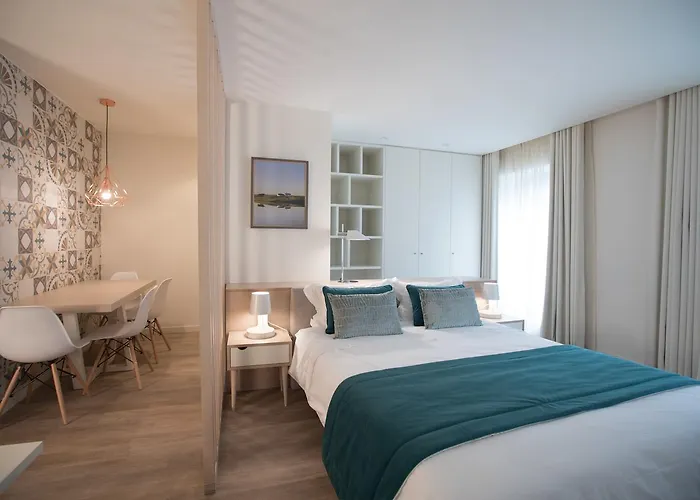 Almada Wine House - Tourism