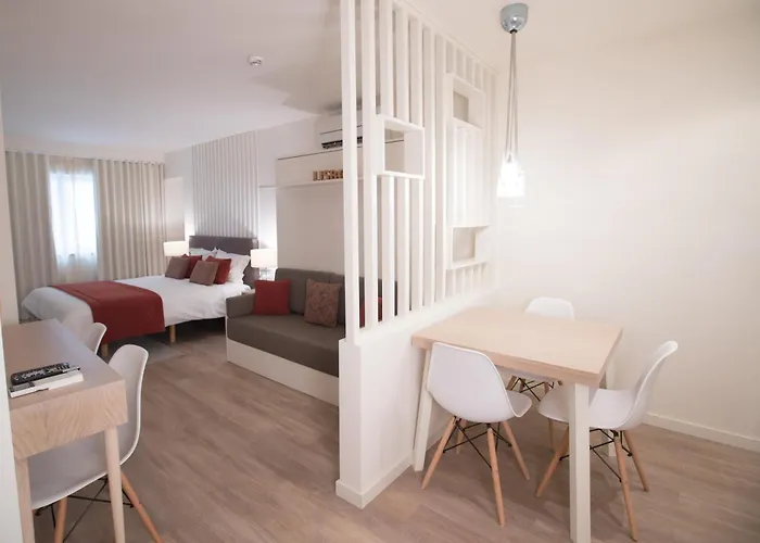 Almada Wine House - Tourism *