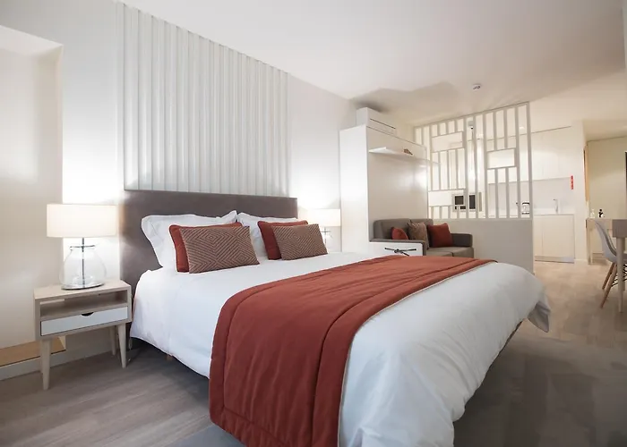 Almada Wine House - Tourism