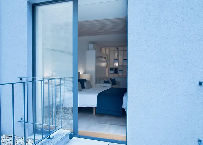 Almada Wine House - Tourism