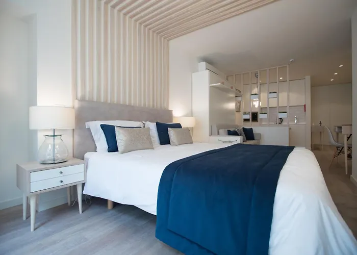 Almada Wine House - Tourism *